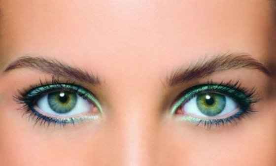 Макияж для зеленых глаз в темных тонах