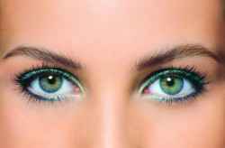 Макияж в синем цвете для зеленых глаз