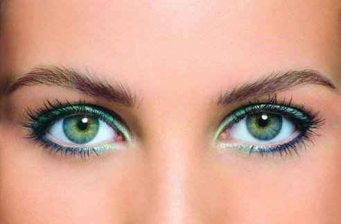 Легкий макияж для больших зеленых глаз