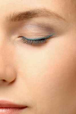 Как сделать макияж глаз если верхнее веко нависает