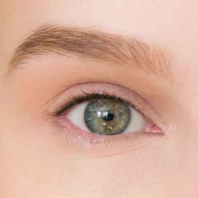 Легкий макияж для зелёных глаз и русых волос