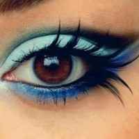 Макияж глаз карих глаз с синими тенями