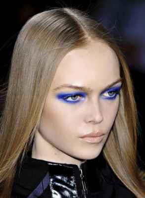 Какой макияж подходит для голубых глаз и темных волос фото