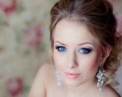 Свадебный макияж голубых глаз для брюнеток