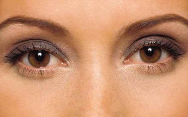 Как сделать лёгкий макияж для карих глаз