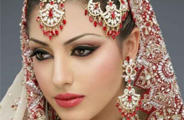 Как индийские девушки красят глаза