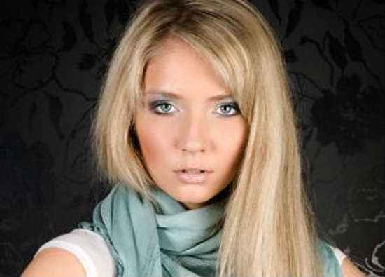 Вечерний макияж для блондинки с серыми глазами