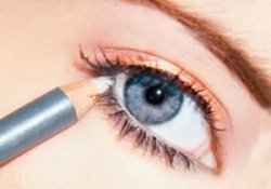 Как красить глаза карандашом чтобы они казались больше