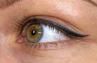 Можно ли повредить глаз при перманентном макияже