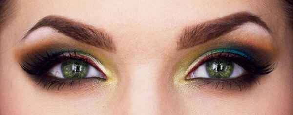 Дневной макияж для зеленых глаз стрелки