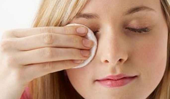 Чем в домашних условиях снять макияж с глаз
